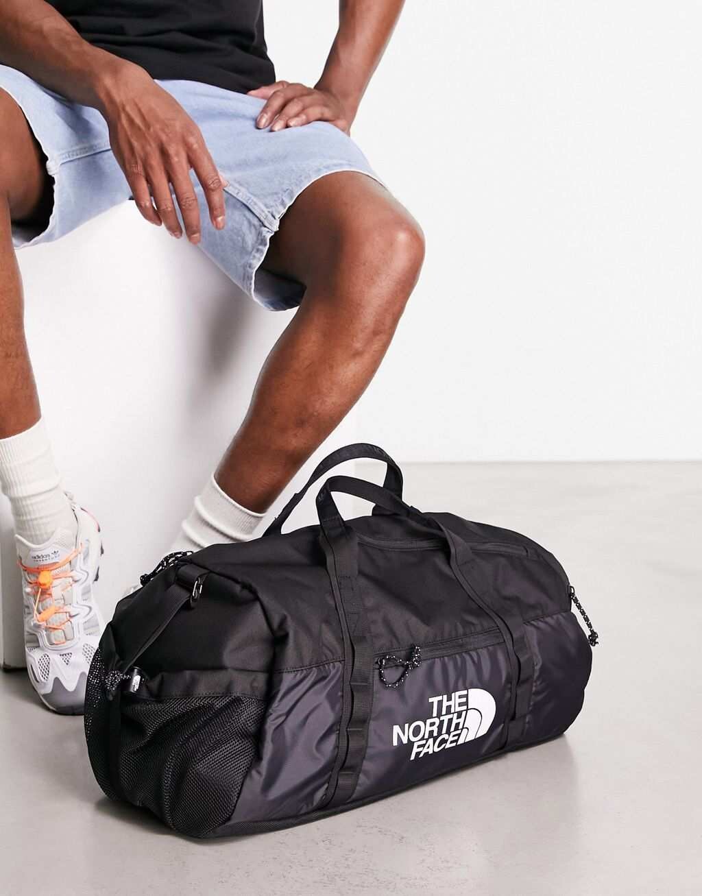 

Черная спортивная сумка The North Face Bozer