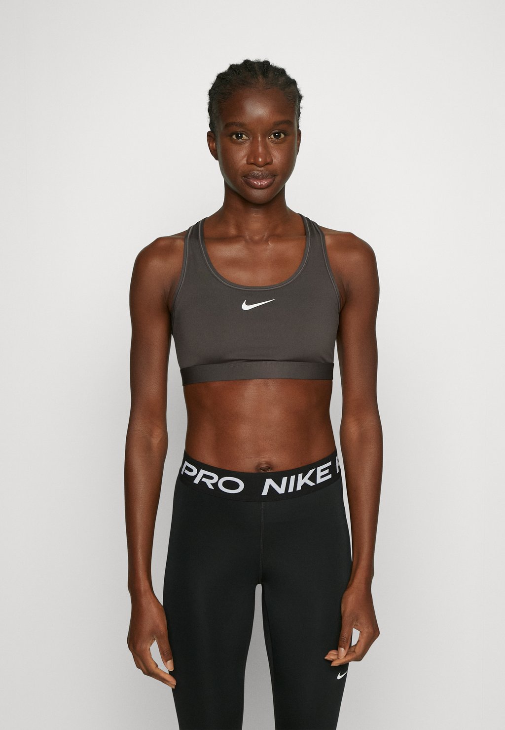 цена Спортивный бюстгальтер средней поддержки BRA Nike, цвет medium ash/white
