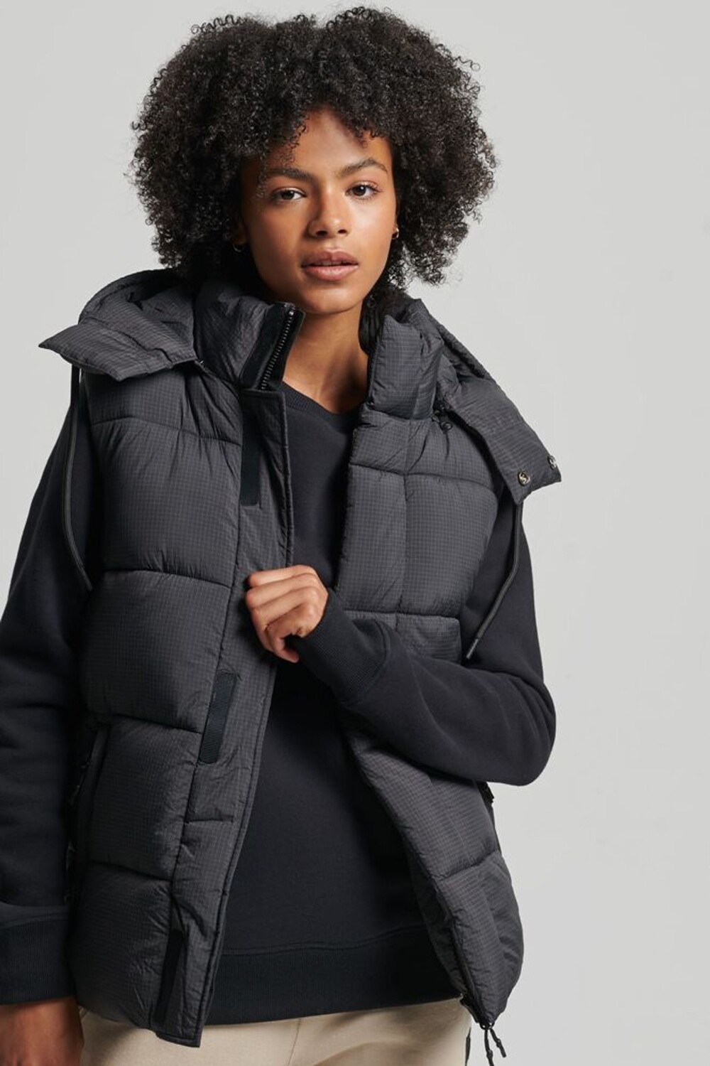

Короткая набивка Touchline без рукавов Superdry, черный