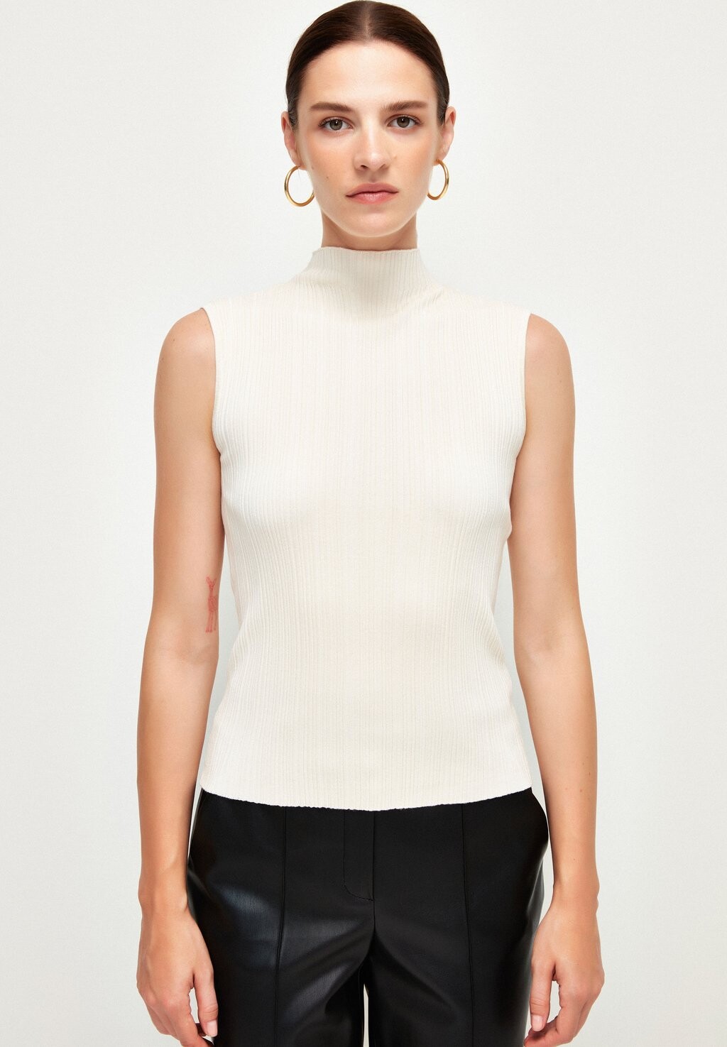 

Топ TURTLENECK SLEEVELESS adL, цвет vanilla