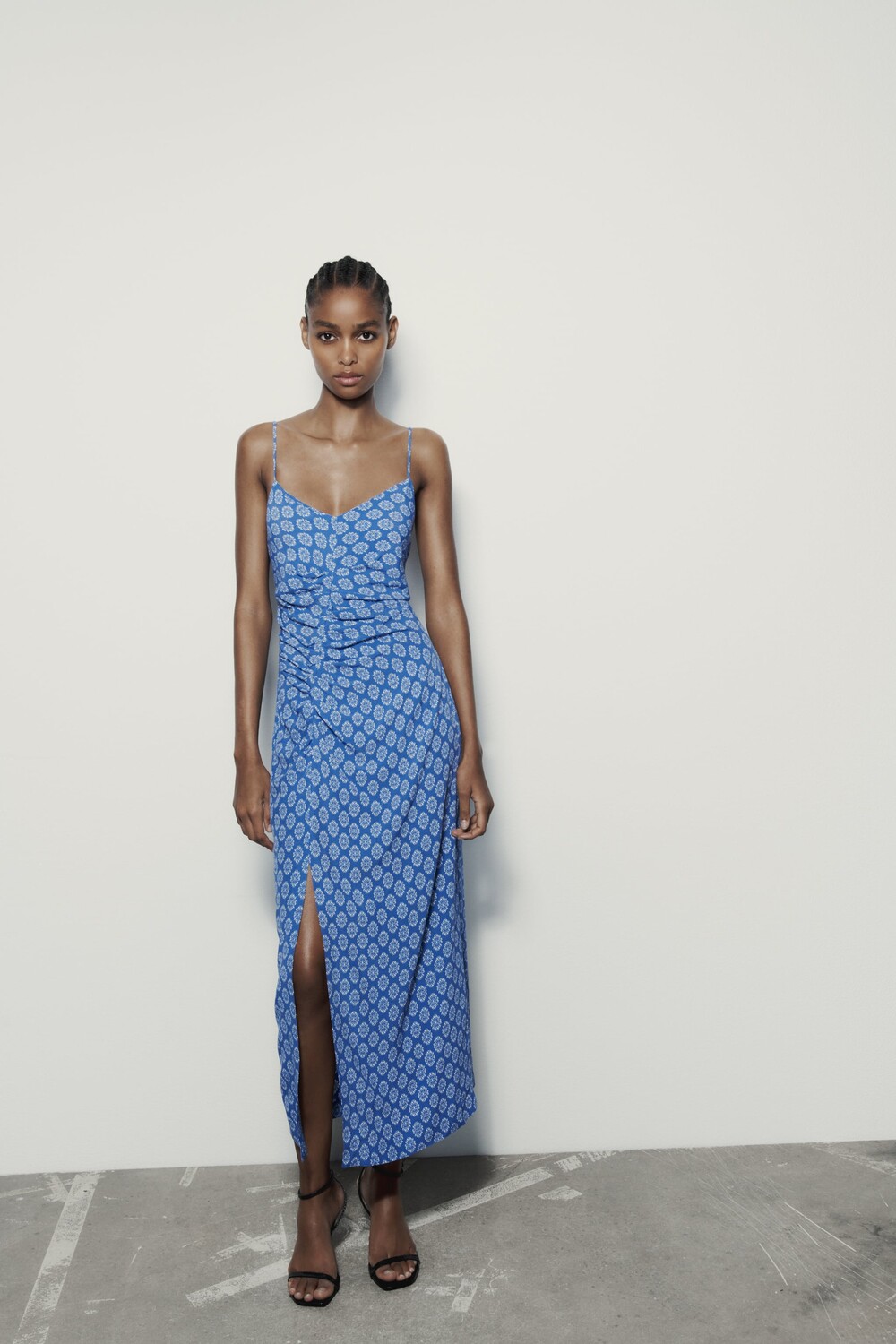 

Платье миди с приборками Zara, синий/белый