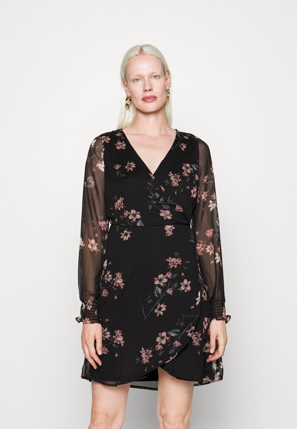 

Летнее платье Vmmarya Wrap Short Dress Vero Moda, цвет black/kaya