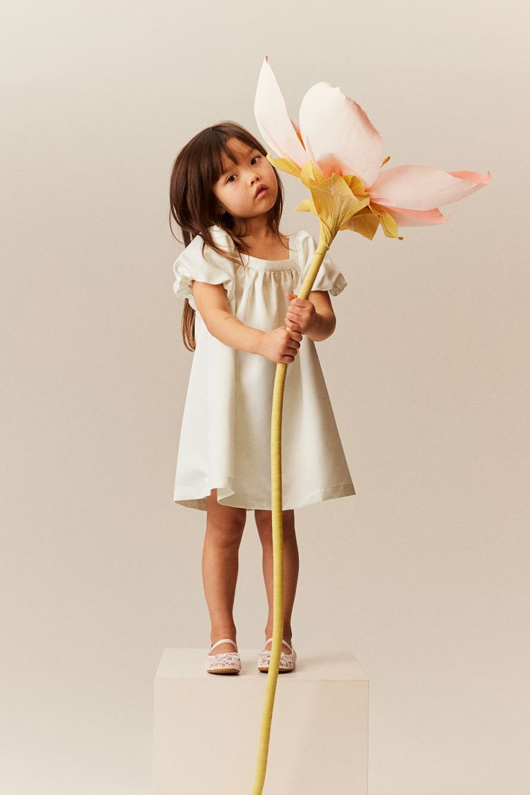 Атласное платье с объемными рукавами H&M, белый