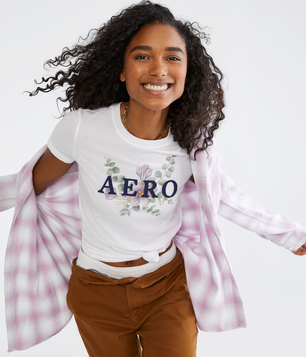 

Футболка с графической аппликацией Aero и цветочной аппликацией Aeropostale, белый