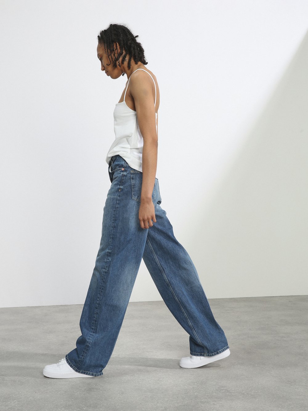 Джинсы широкого кроя с завышенной талией в стиле 90-х годов из органического хлопка Raey, синий джинсы широкого кроя из лиоцелла extra fold raey синий