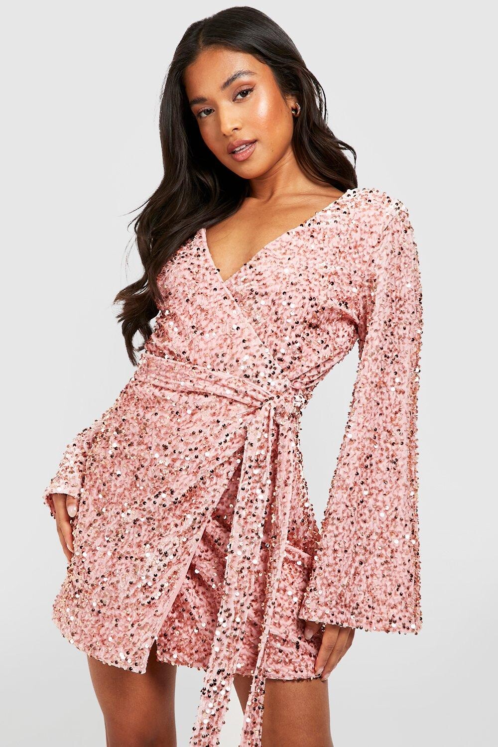 

Бархатное платье с запахом и расклешенными рукавами Petite boohoo, розовый