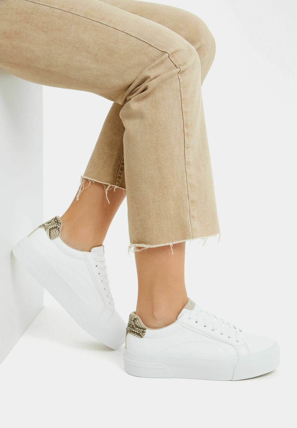 

Кроссовки низкие HEELED PLATFORM Bershka, цвет white