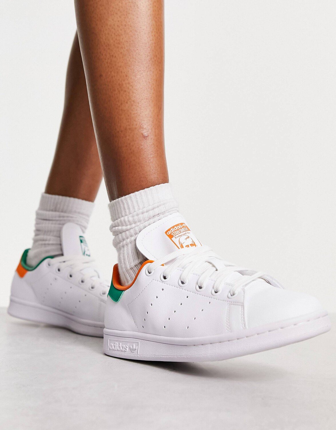 

Белые кроссовки adidas Originals Stan Smith с зелеными и оранжевыми деталями