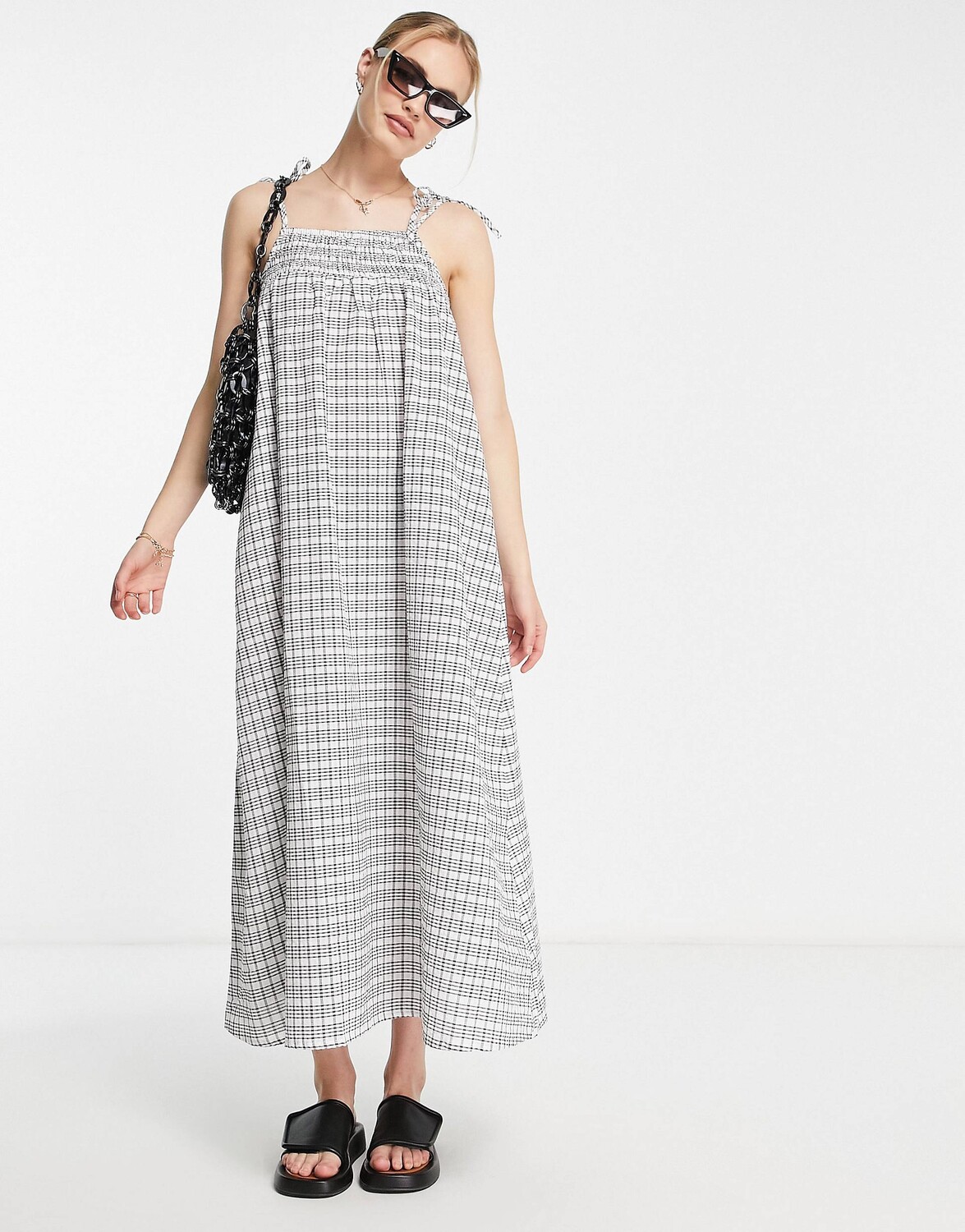 

Пляжное платье макси со сборками в моно-клетку Topshop
