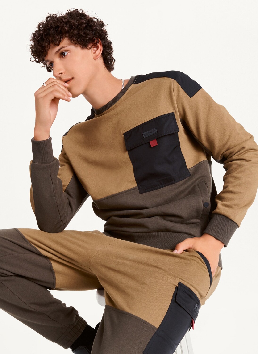 

Лонгслив с цветными блоками и карманом DKNY