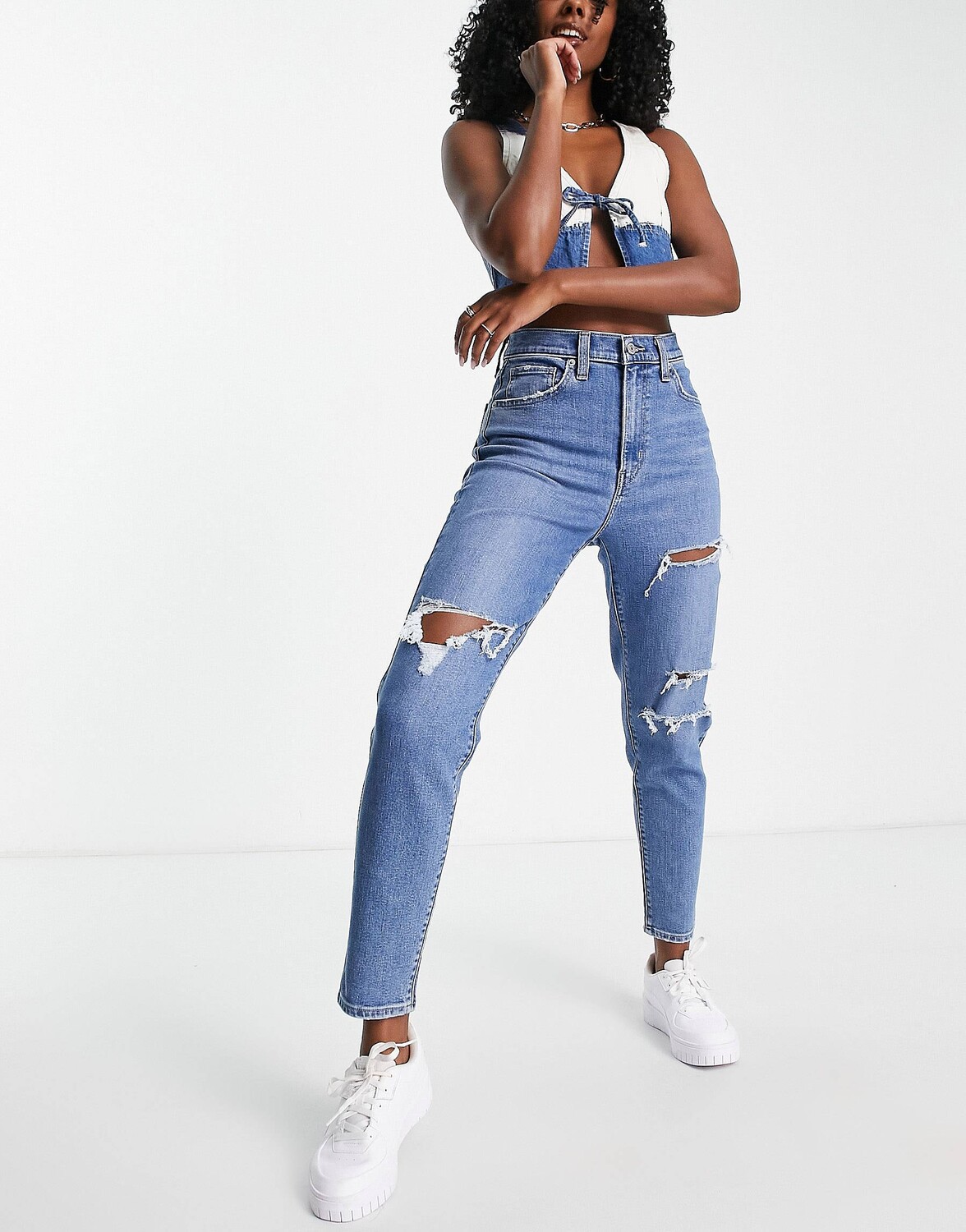 

Синие джинсы mom с высокой талией Levi's средней потертости