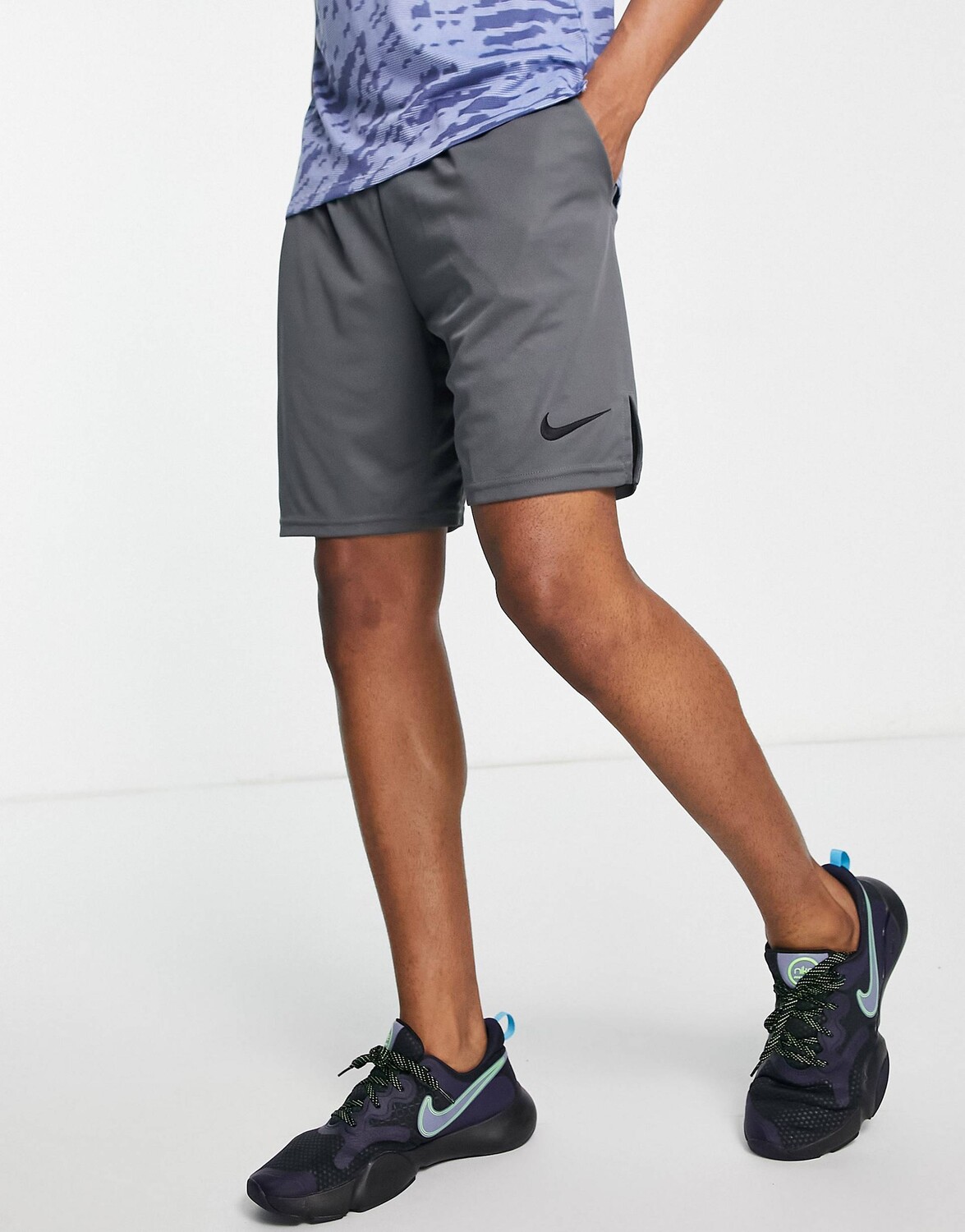

Трикотажные шорты Nike Training Dri-FIT 6 дюймов серого цвета