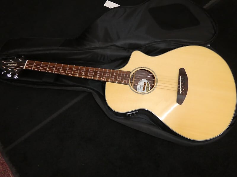 

Breedlove Pursuit Concert eb 2016 - Лак Persuit Concert eb