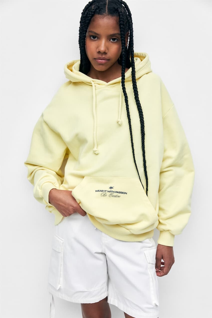 

Худи желтого цвета с принтом Pull&Bear, желтый