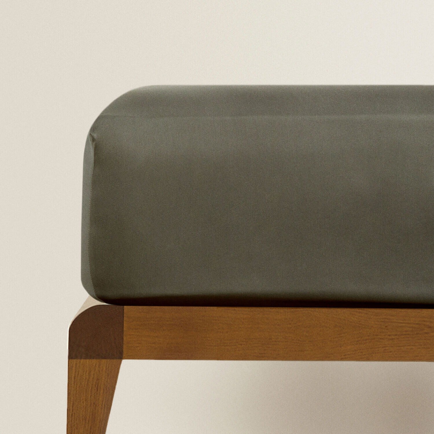 

Простыня на подгонку Zara Home Sateen, 300 нитей, темный хаки
