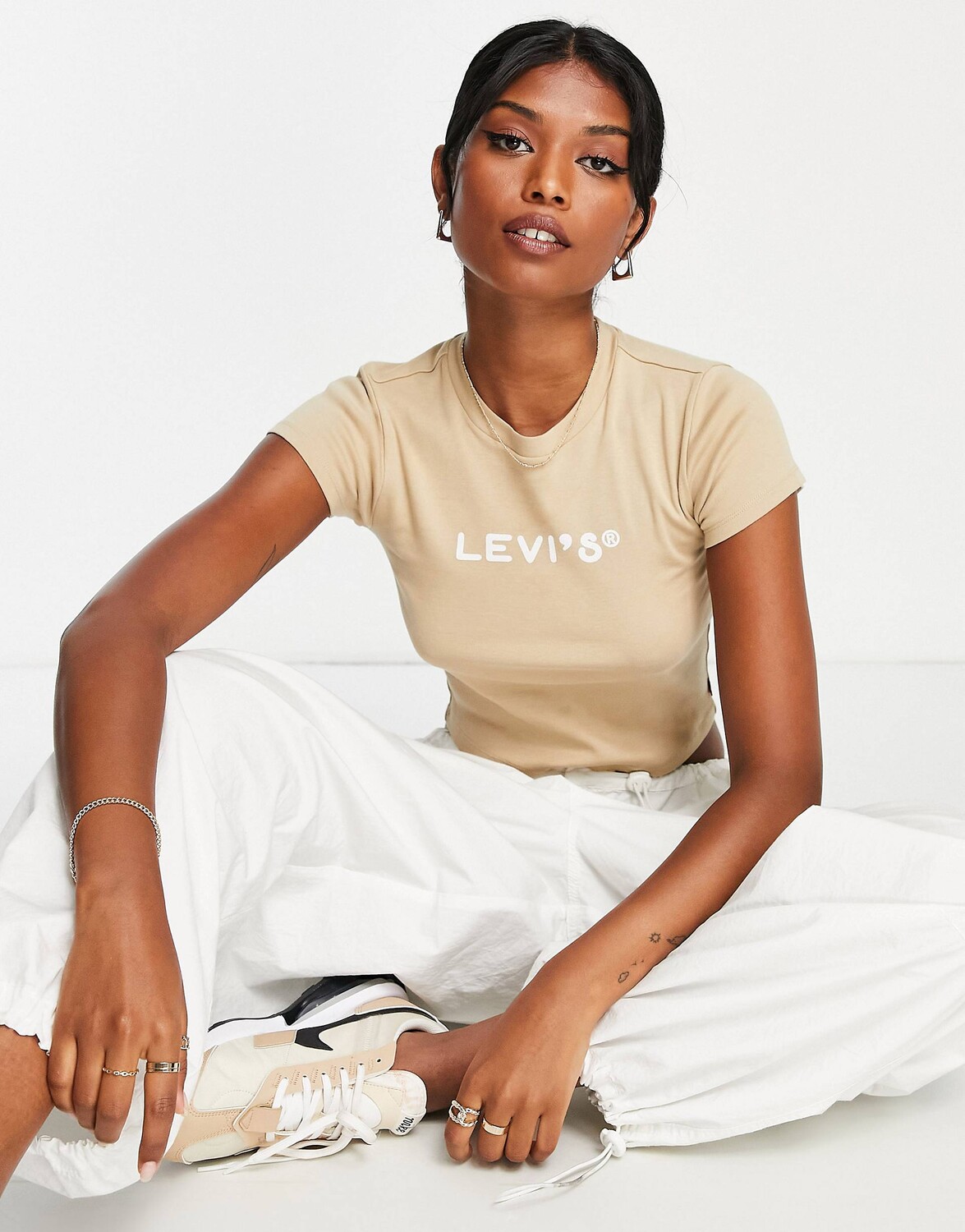

Повседневная укороченная футболка с логотипом Levi's песочного цвета