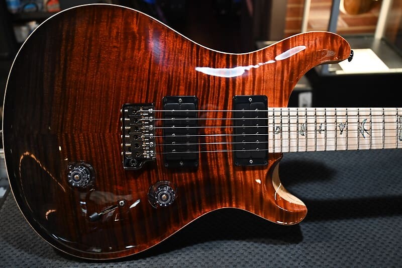 

PRS Wood Library Custom 24 10-Top Болотный ясень Фигурный кленовый гриф Огненно-красный до серого Черный Fade #0662