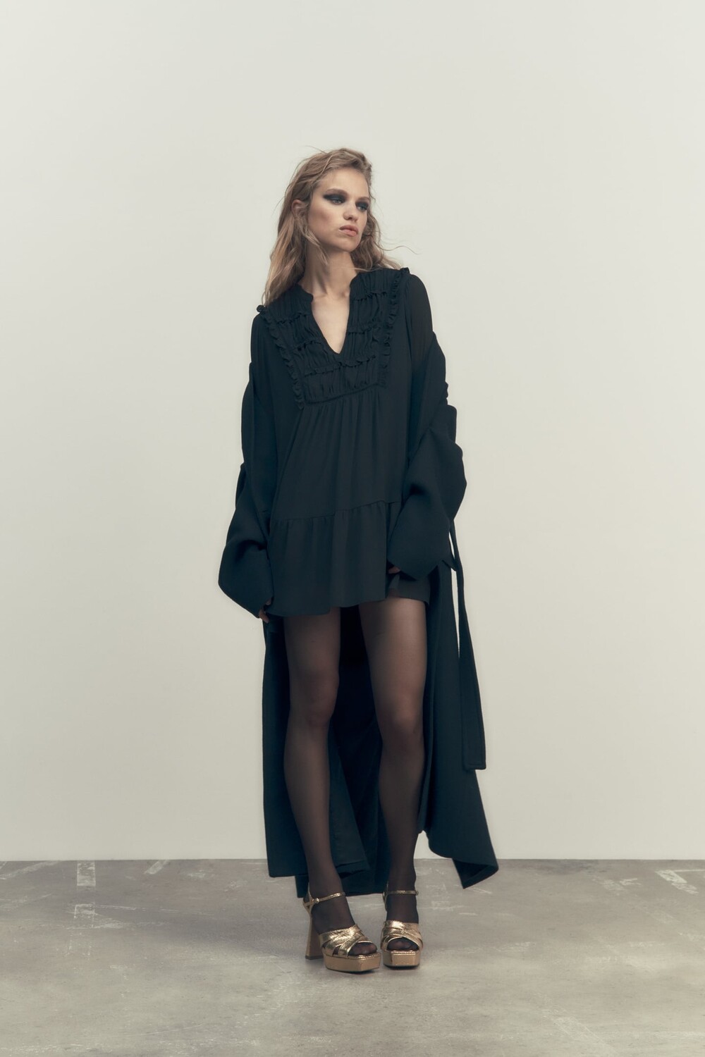 

Короткое платье с кружевой отделкой ZARA, черный