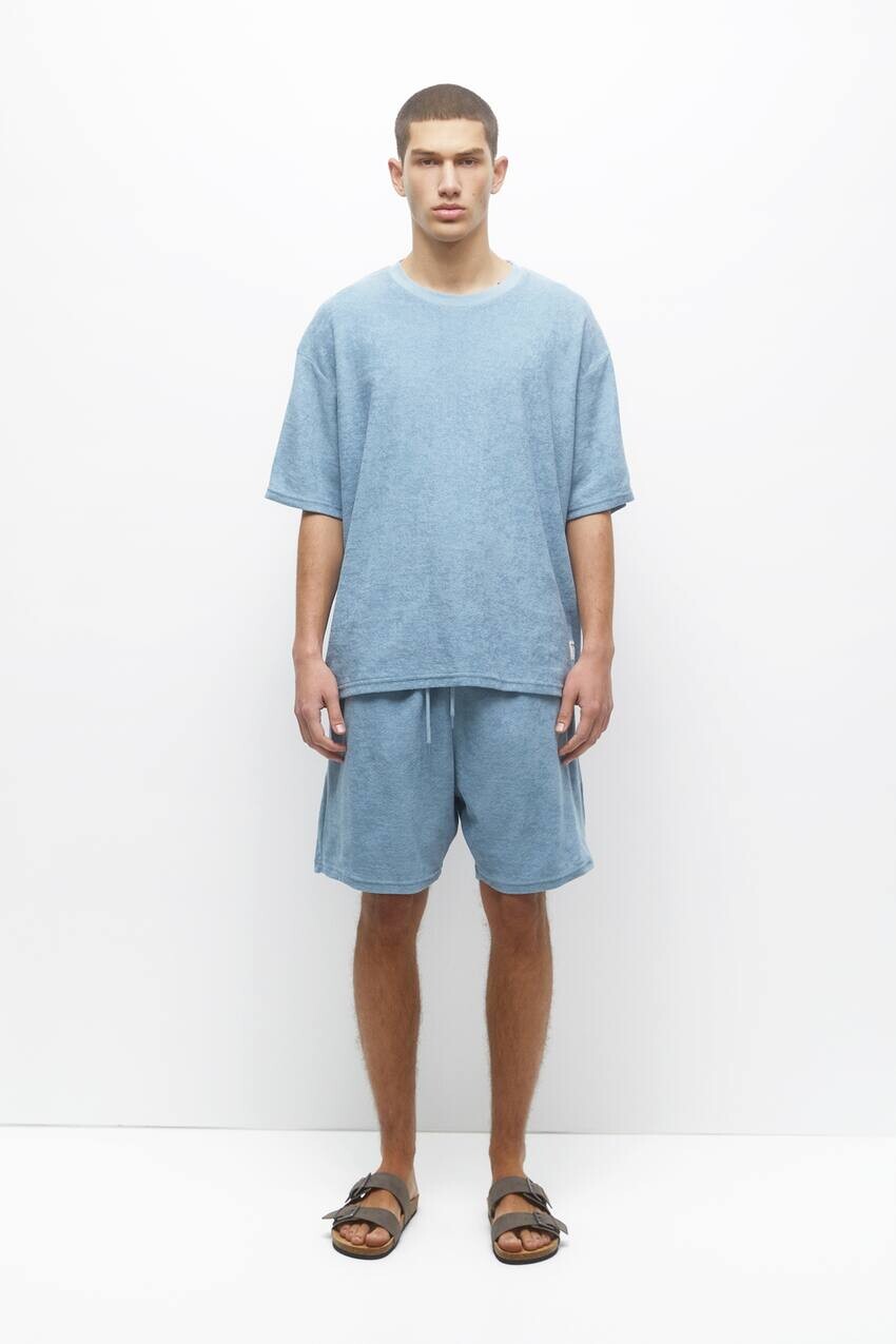 

Спортивные шорты-бермуды Pull&Bear, бледно-голубой