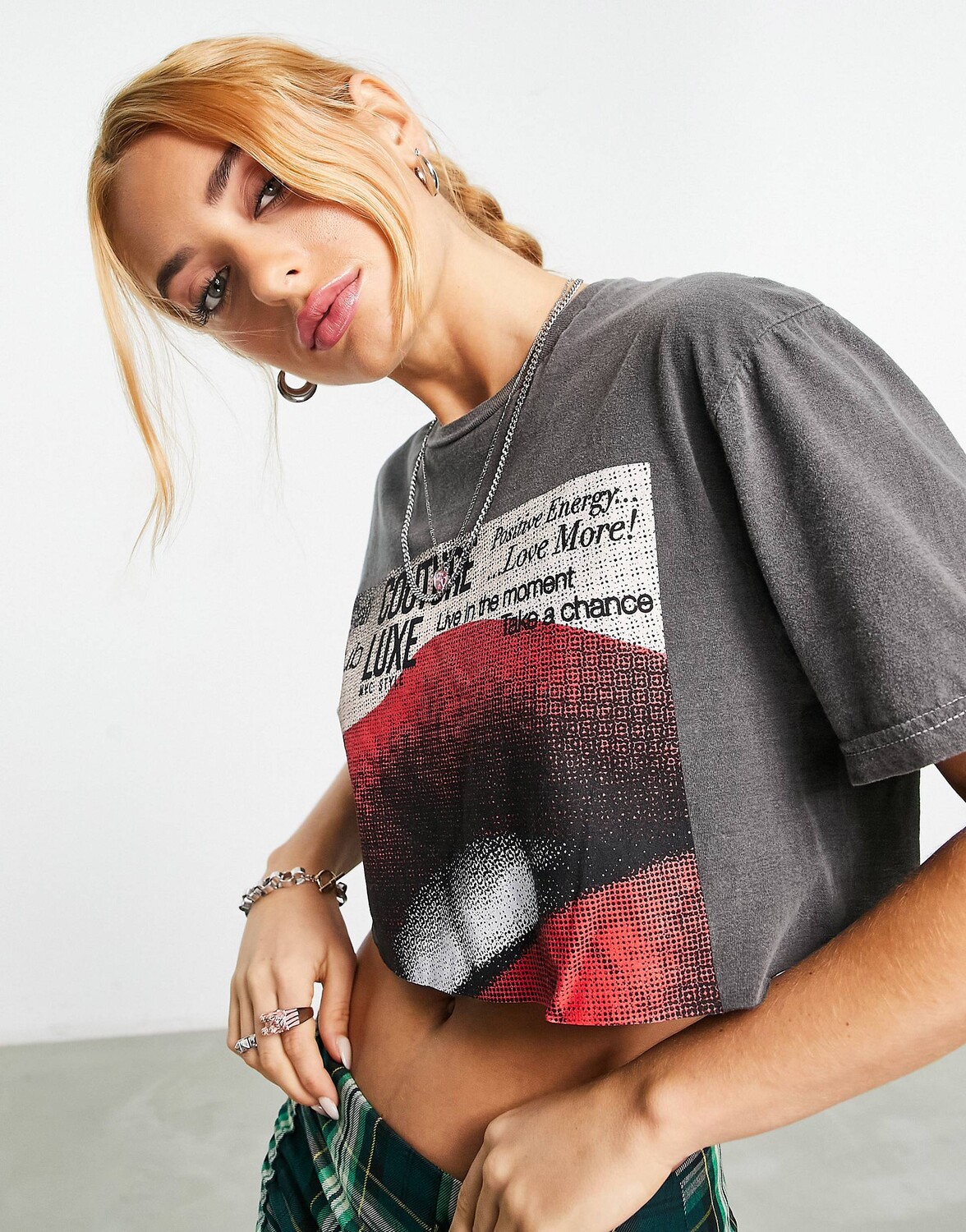 

Темно-серая укороченная футболка свободного кроя с отрезанными губами ASOS DESIGN, Серый