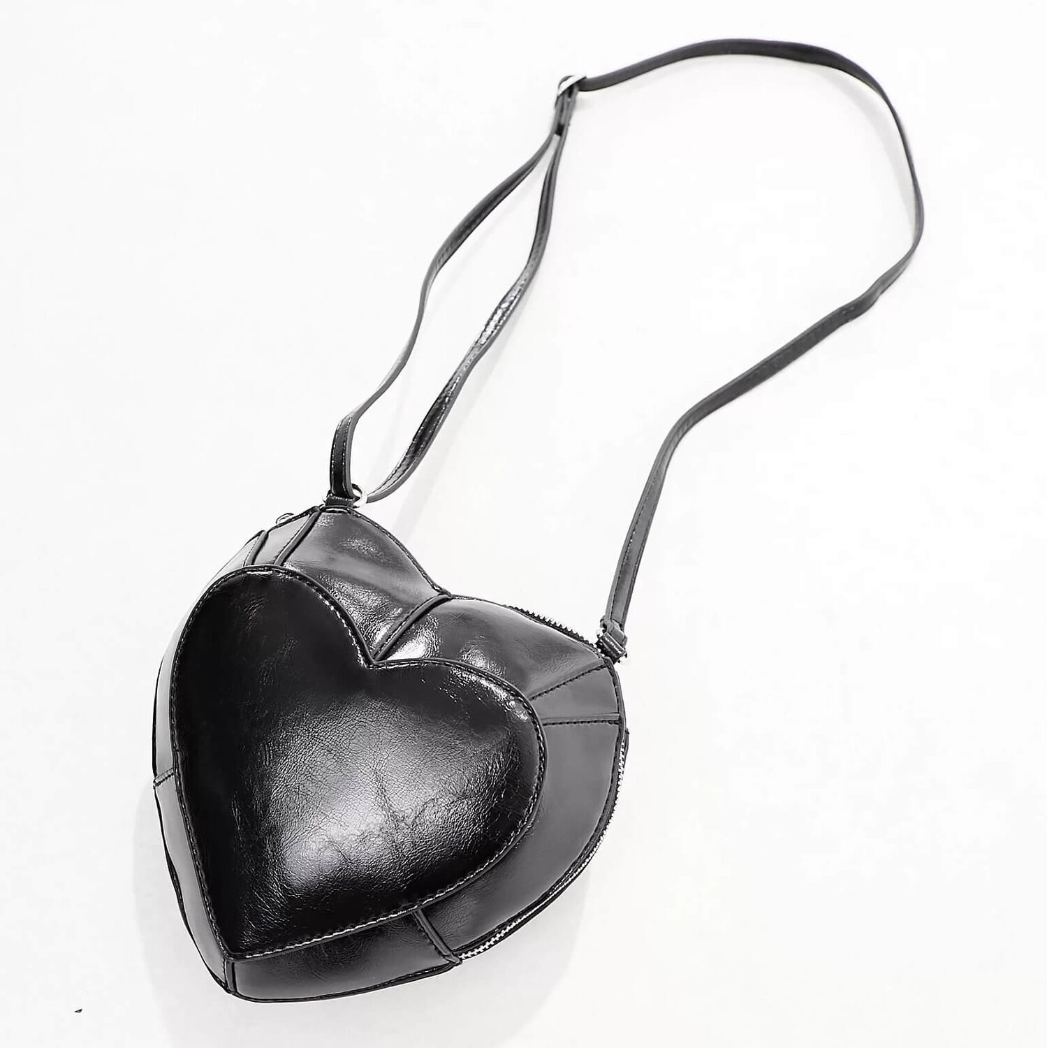 

Сумка кросс-боди Asos Design Heart, черный