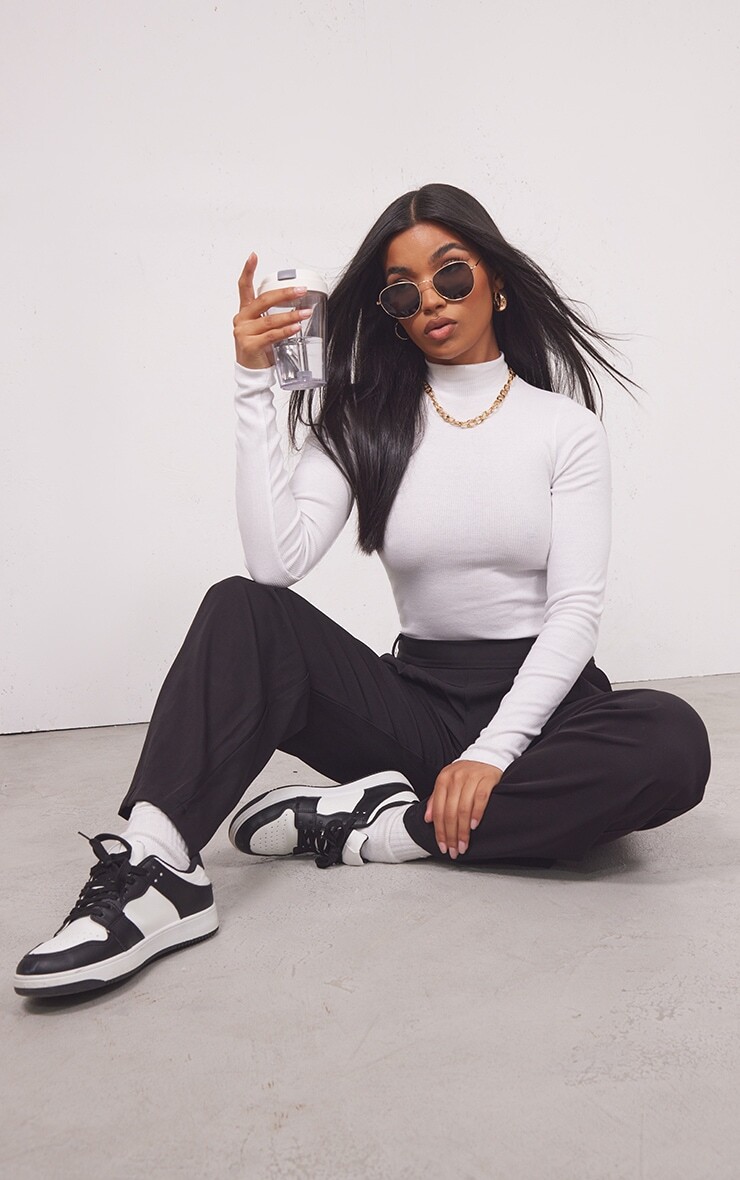 

PrettyLittleThing Белое боди в рубчик с высоким воротником и длинными рукавами
