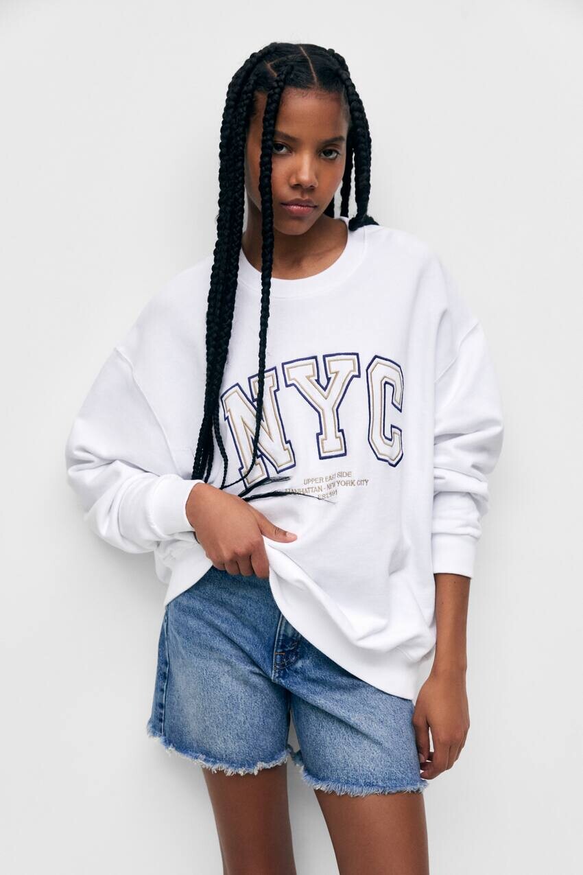 

Белая толстовка университетского нью-йоркского стиля Pull&Bear, белый