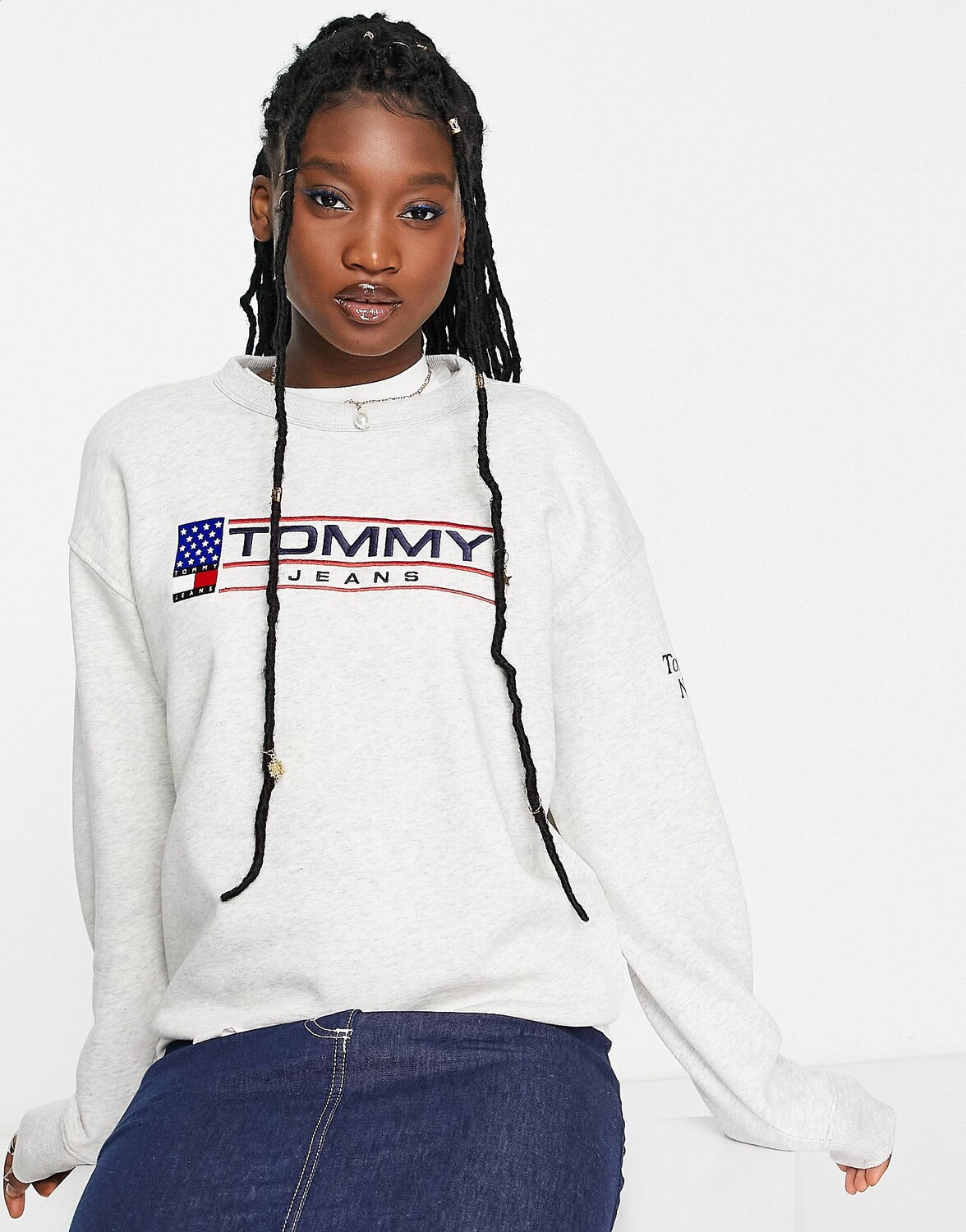 

Светло-серая толстовка с логотипом Tommy Jeans