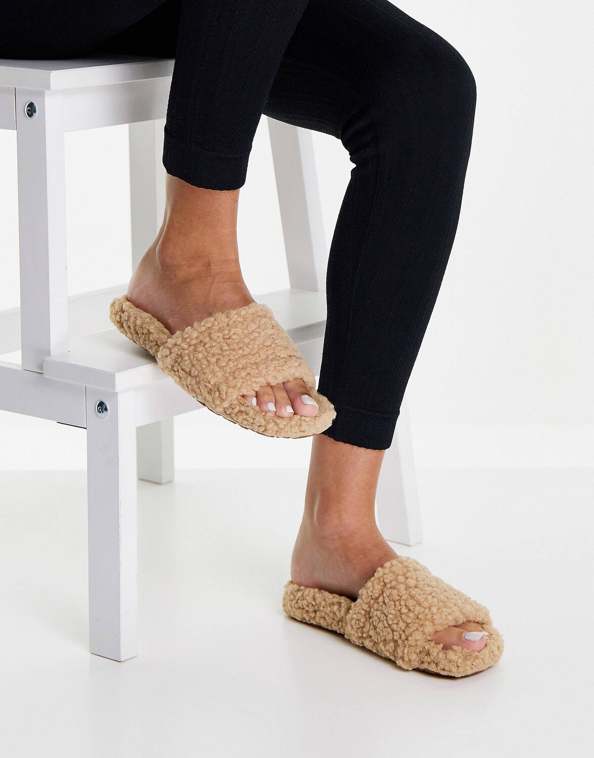 

Бежевые шлепанцы на молнии ASOS DESIGN
