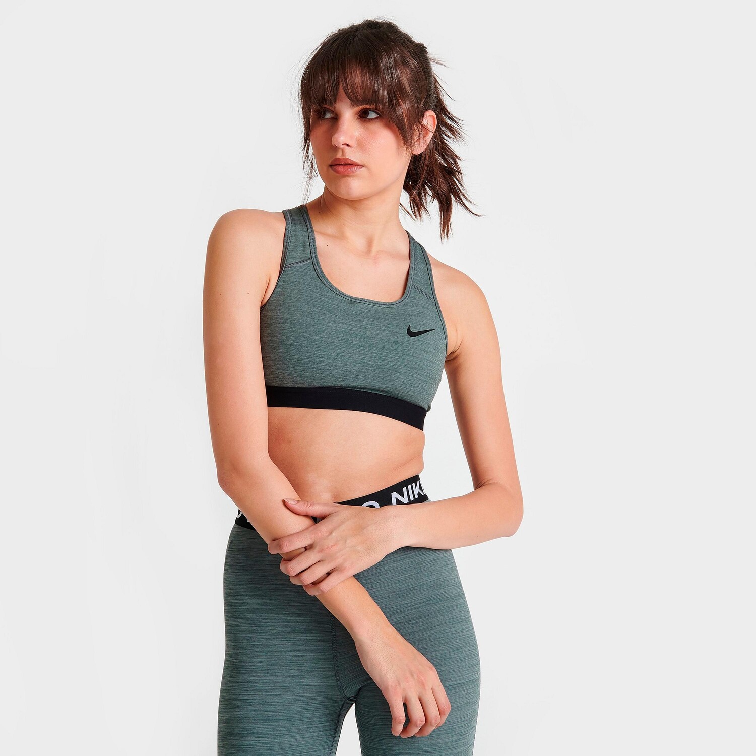 

Женское спортивное бра Nike Dri-FIT Swoosh со средней поддержкой, серый