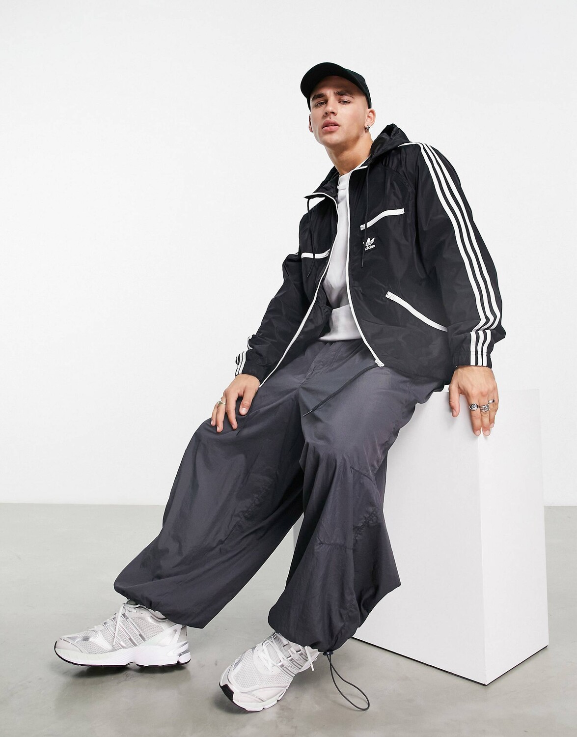 

Черная спортивная куртка с капюшоном adidas Originals adicolor