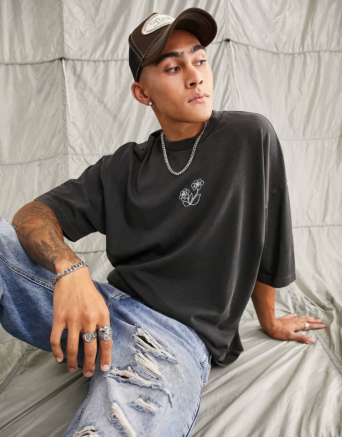 

Черная объемная футболка оверсайз с цветочной вышивкой ASOS DESIGN