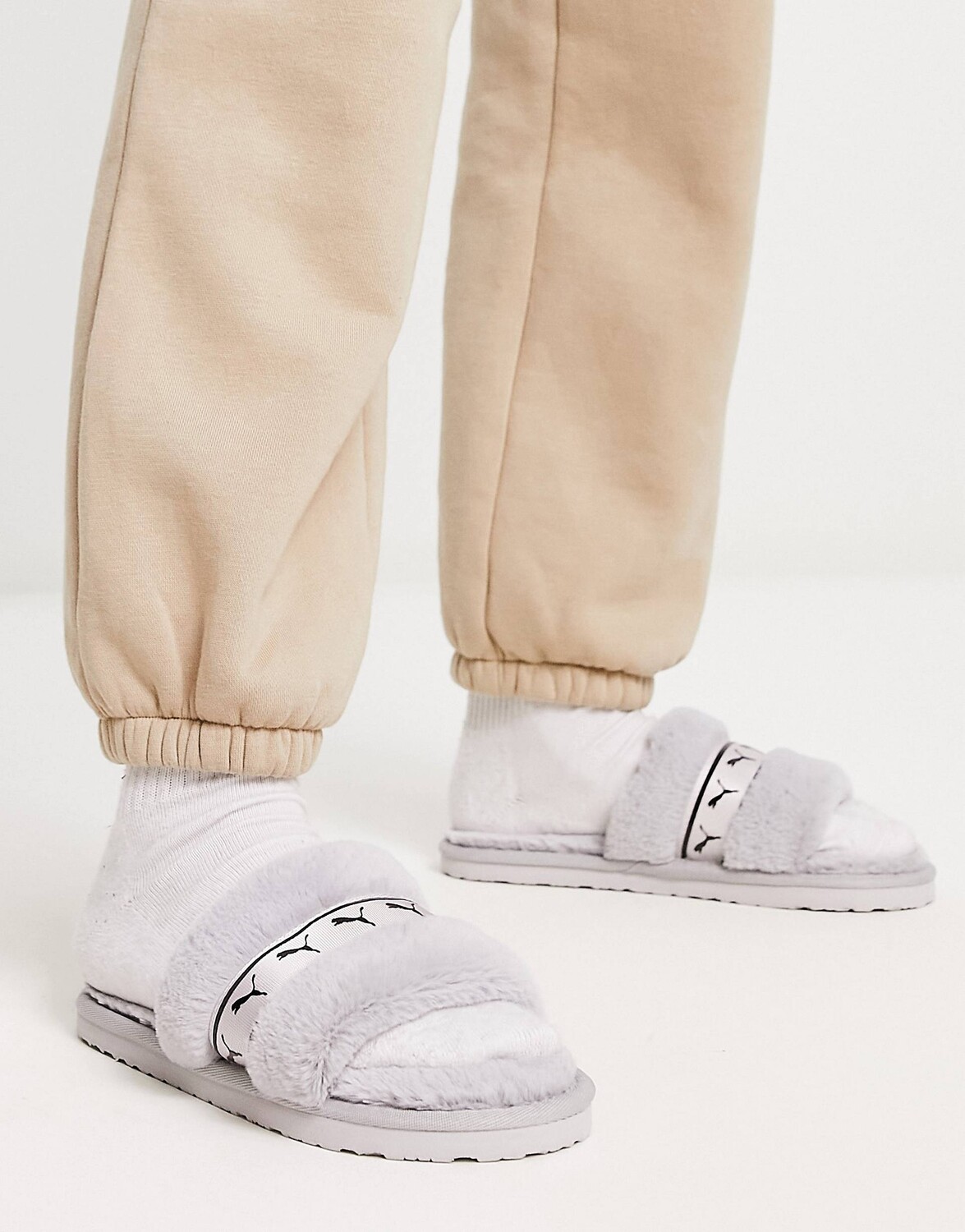 

Серые шлепанцы Puma Fluff