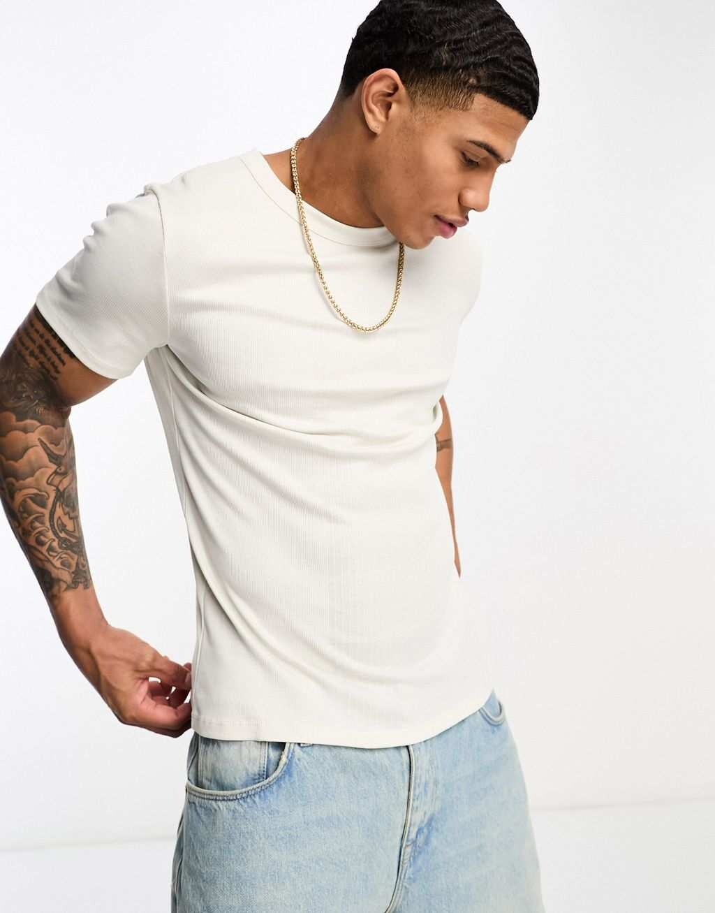 

Бежевая футболка в рубчик с эффектом мускулистости ASOS Design