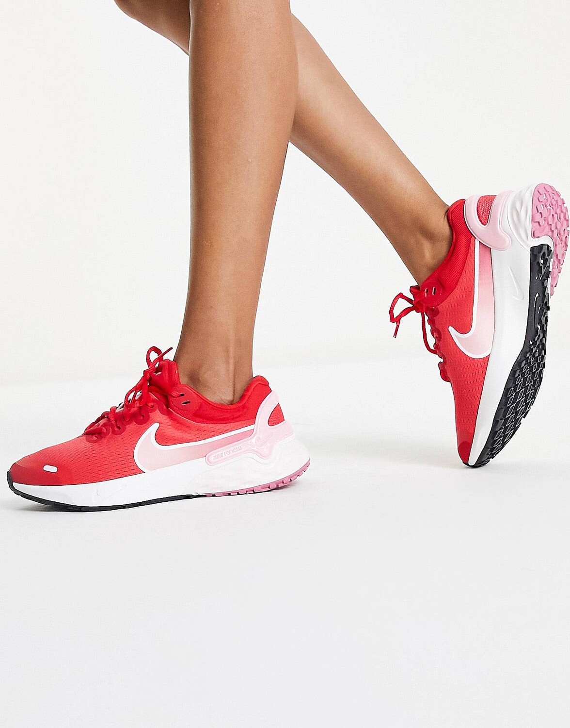 

Красные кроссовки Nike Running Renew Run 3