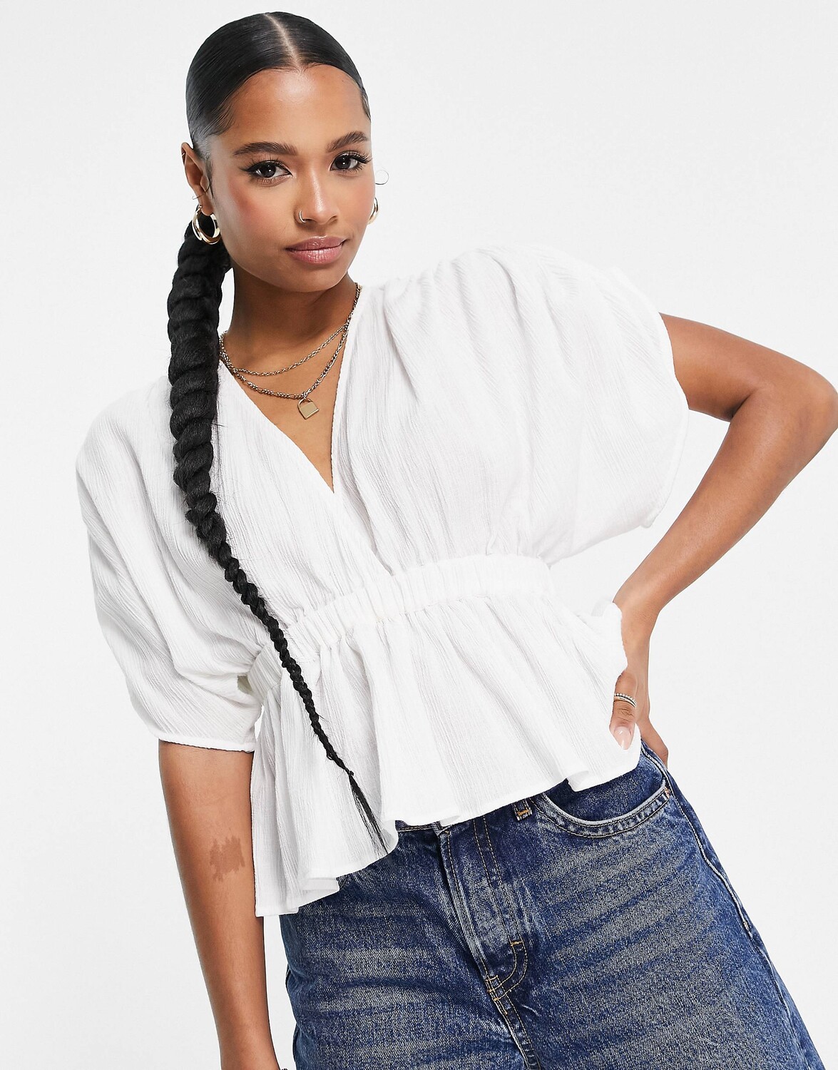 

Белый текстурированный топ с глубоким вырезом спереди и резинкой на талии ASOS DESIGN Petite