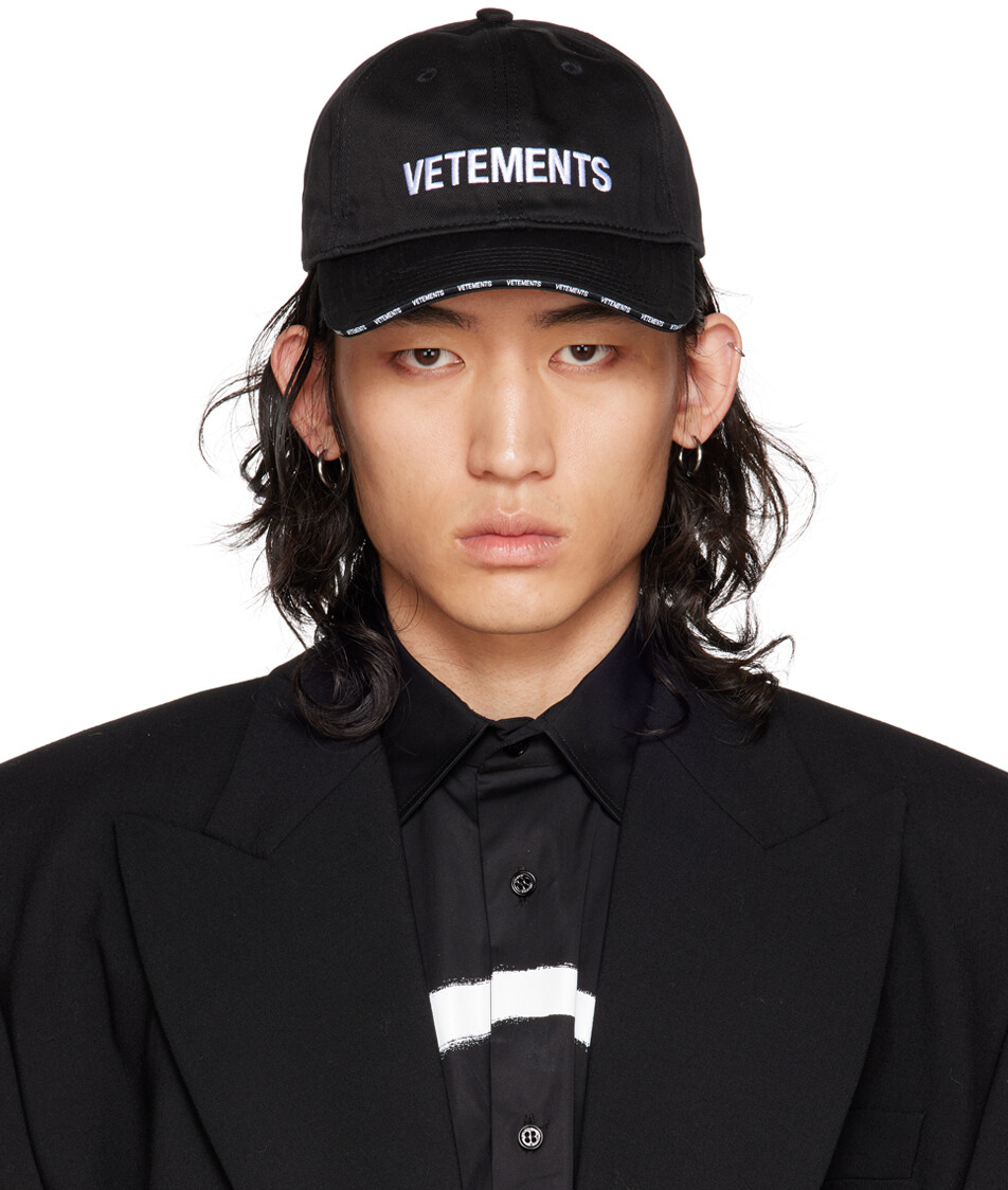 

Черная кепка с легендарным логотипом VETEMENTS