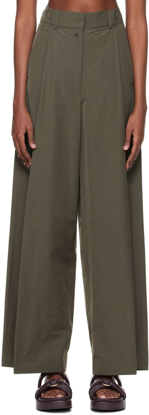 

Брюки цвета хаки на подиуме Dries Van Noten