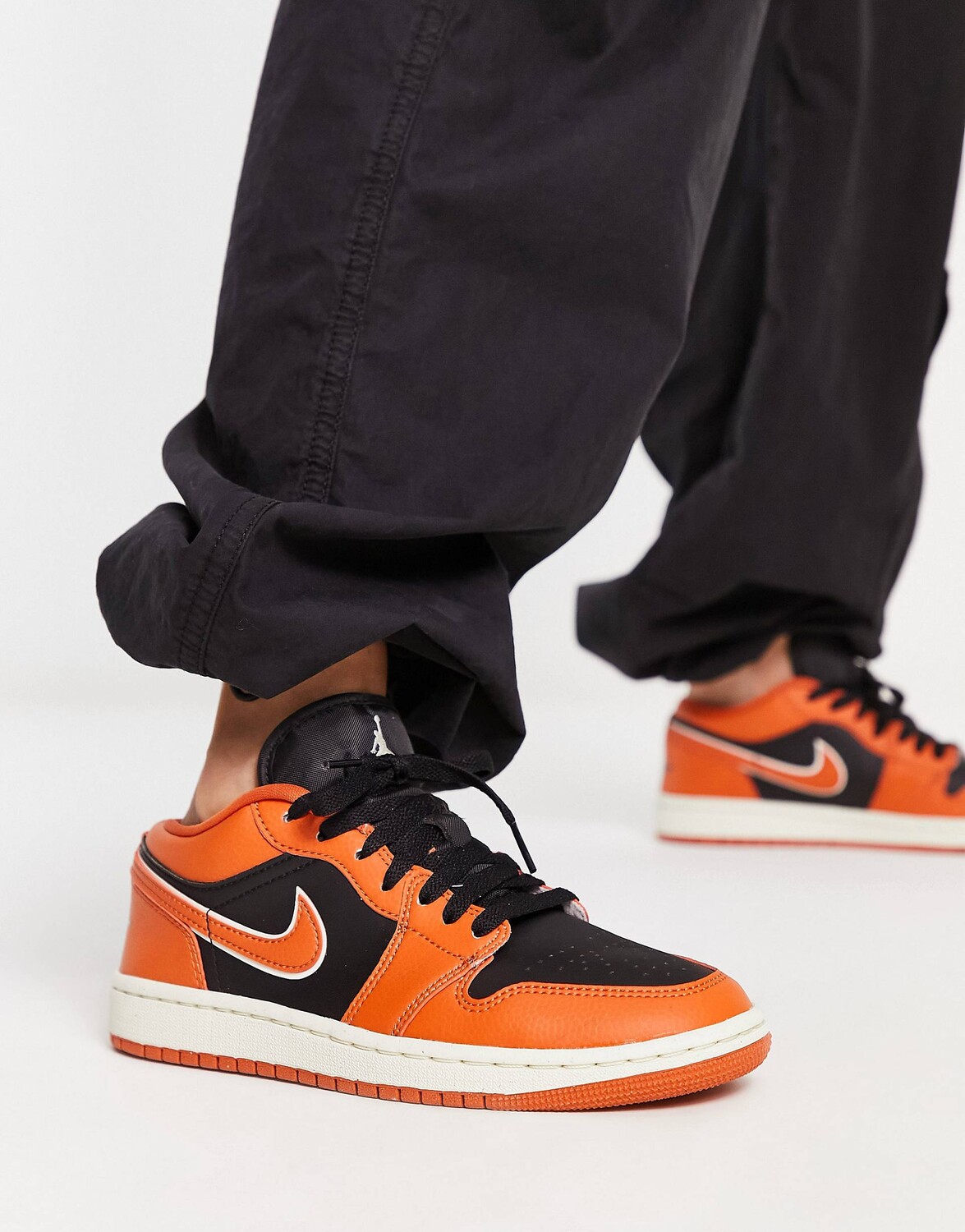 

Оранжево-черные кроссовки Jordan AJ1 Low