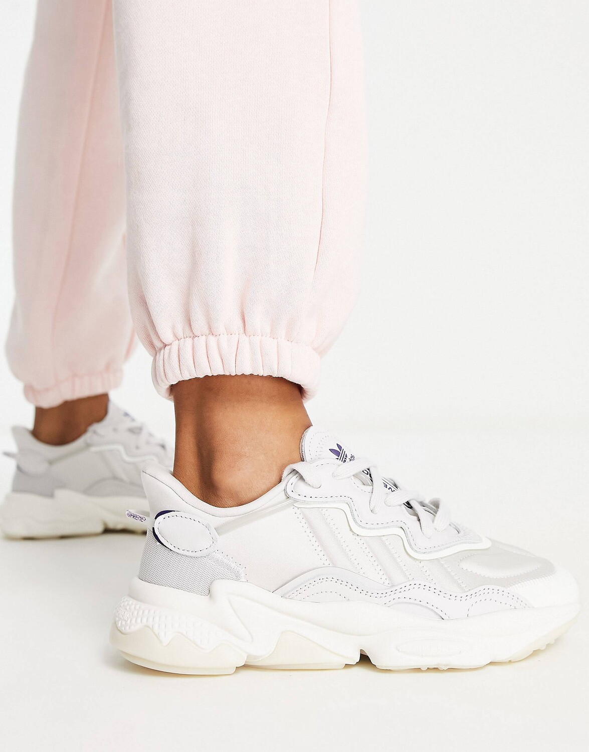 

Серые кроссовки adidas Originals Ozweego