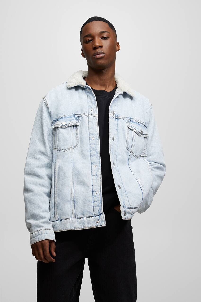 

Выцветшая джинсовая куртка с воротником из искусственной овчины Pull&Bear, бледно-голубой