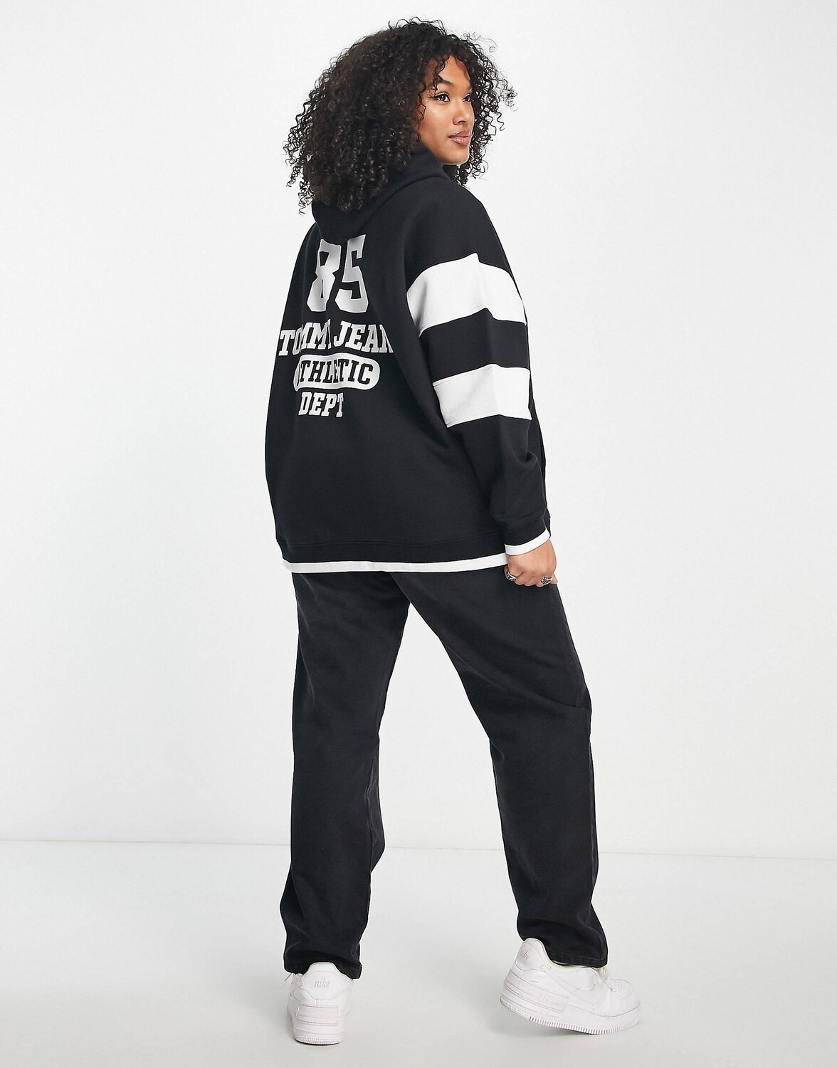 

Худи черного цвета спортивного кроя Tommy Jeans Plus