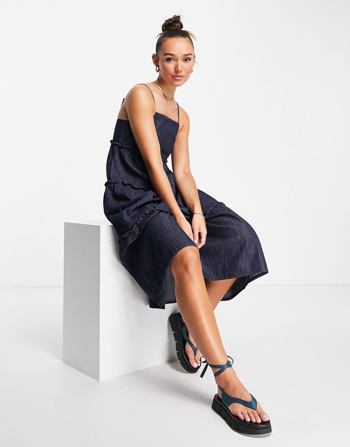 

Ярусное джинсовое платье на бретельках цвета индиго Topshop