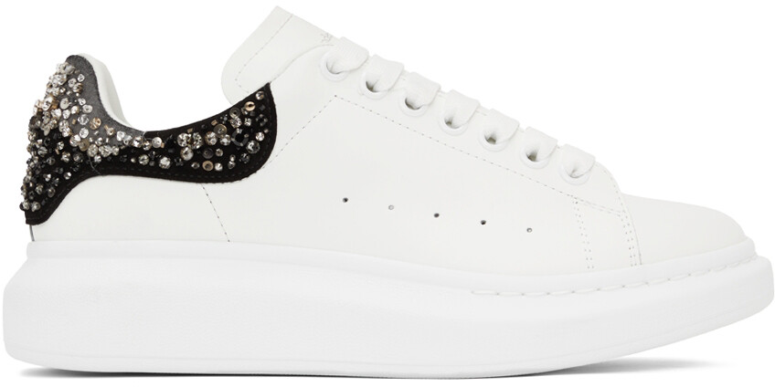

Бело-черные массивные кроссовки Larry Alexander McQueen