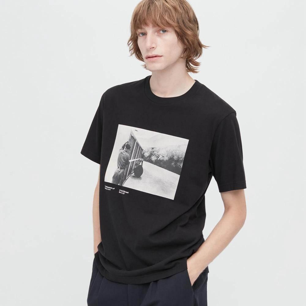 

Футболка с принтом унисекс Uniqlo, черный