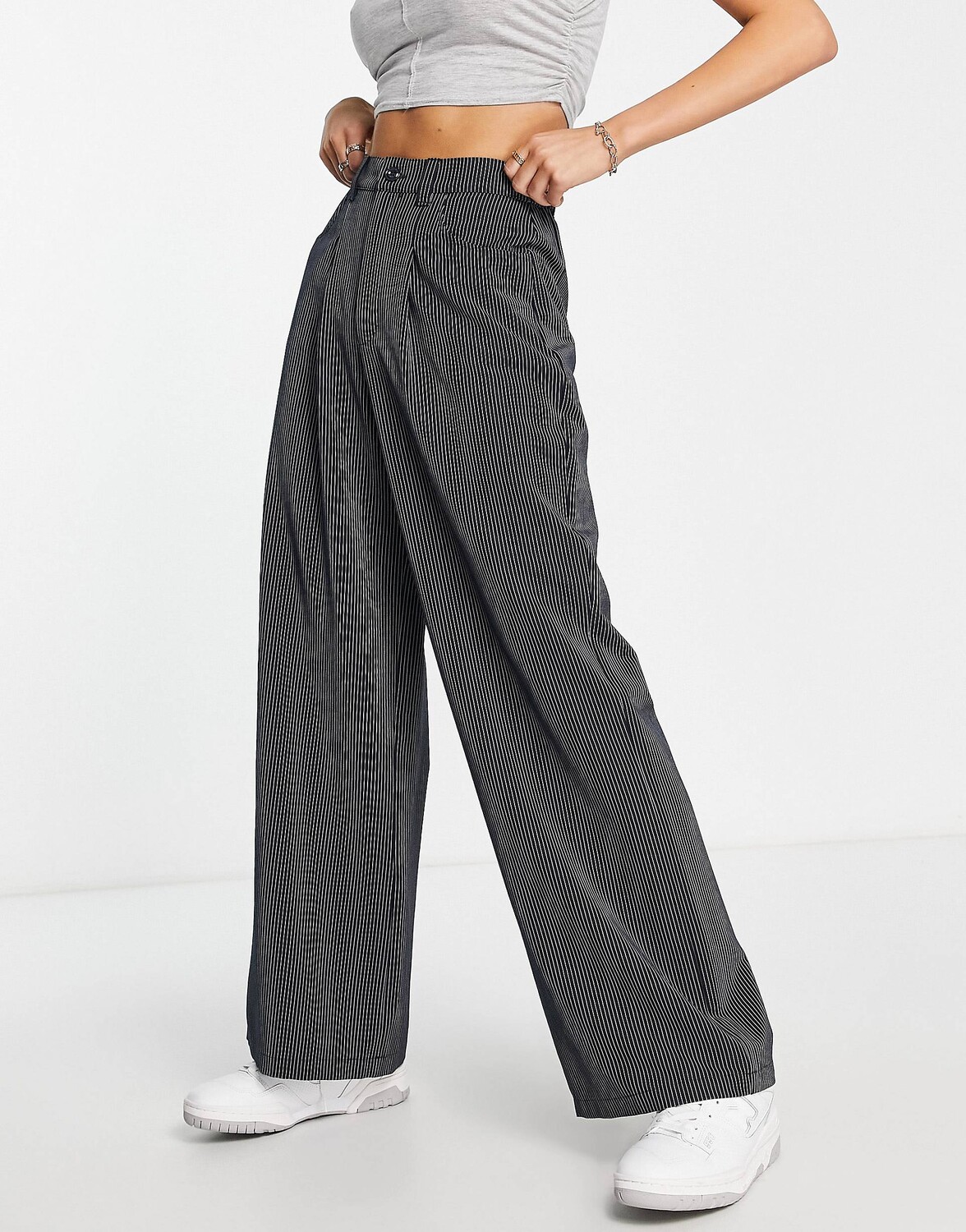

Темно-синие брюки в полоску ASOS DESIGN