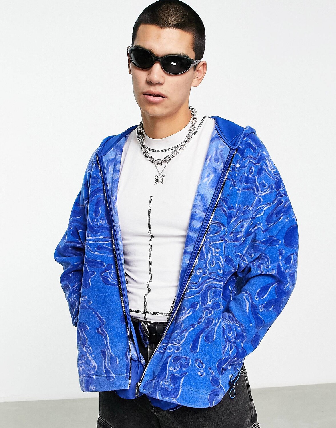 

Синяя укороченная флисовая худи оверсайз со сплошным принтом ASOS DESIGN