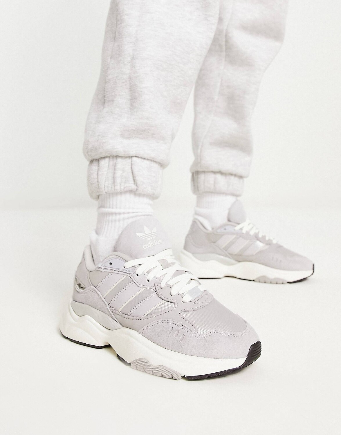 

Серые и кремовые кроссовки adidas Originals Retropy F90
