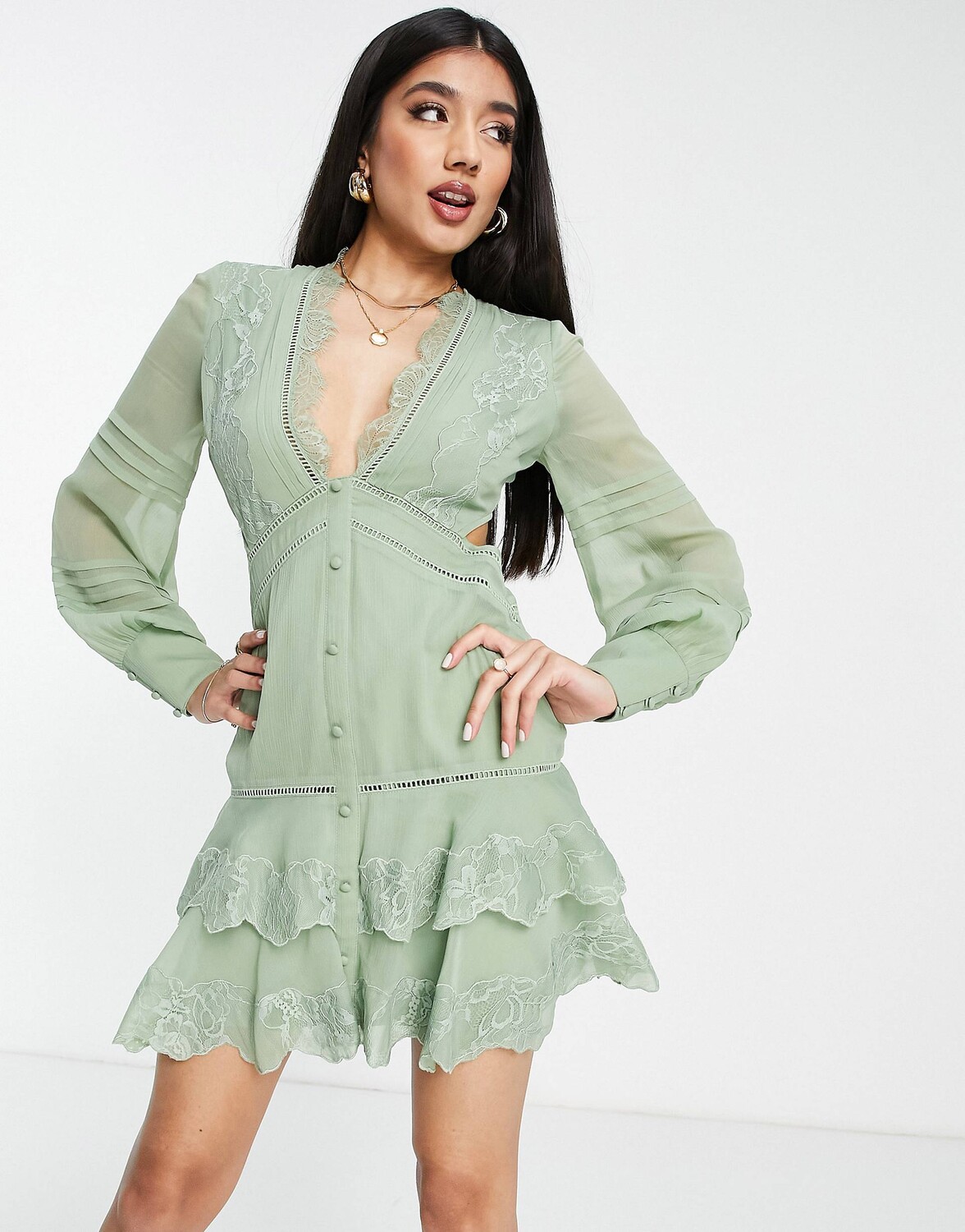 

Ярусное шифоновое мини-платье оливкового цвета с кружевной аппликацией ASOS DESIGN