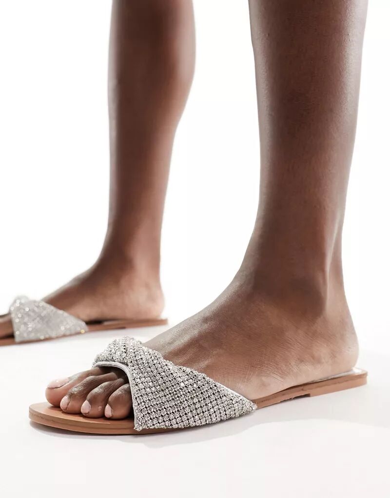 Серебристые сандалии на плоской подошве Simmi London Kenya с декорированным ремешком SIMMI Shoes